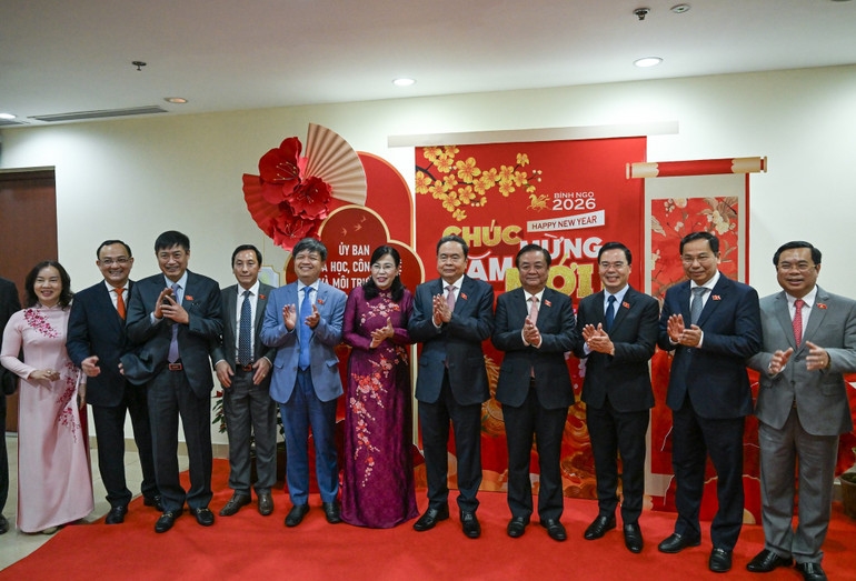 Chủ tịch Quốc hội Trần Thanh Mẫn, Phó Chủ tịch Quốc hội Lê Minh Hoan với Thường trực Ủy ban Khoa học, Công nghệ và Môi trường. (Ảnh: DUY LINH)