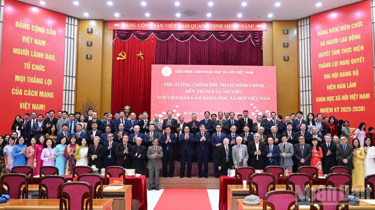 Thủ tướng Phạm Minh Chính với lãnh đạo, cán bộ, nhà khoa học của Viện Hàn lâm Khoa học xã hội Việt Nam. (Ảnh: TRẦN HẢI)