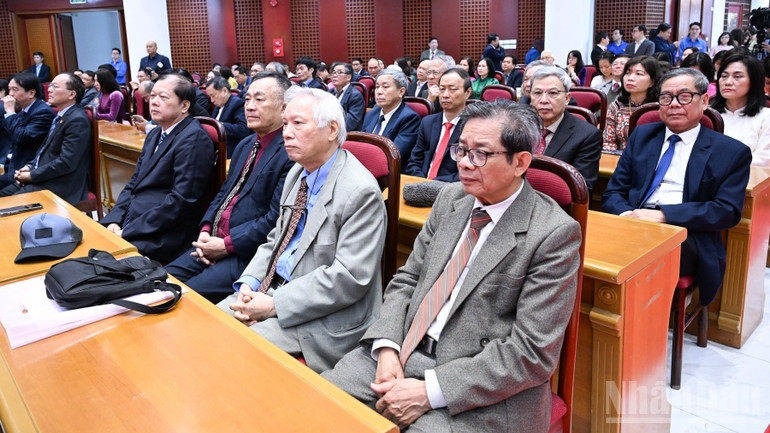 Các đại biểu tham dự cuộc làm việc. (Ảnh: TRẦN HẢI)