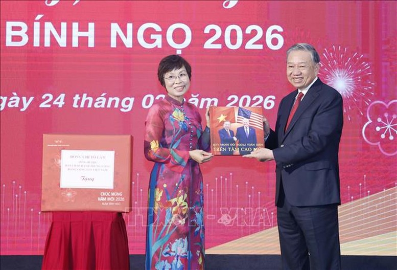 Tổng Giám đốc TTXVN Vũ Việt Trang tặng Tổng Bí thư Tô Lâm cuốn sách ảnh do phóng viên Ban biên tập Ảnh thực hiện - Ảnh: TTXVN