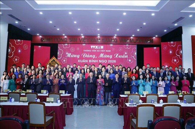 Tổng Bí thư Tô Lâm và các đại biểu chụp ảnh chung với cán bộ, phóng viên, biên tập viên, người lao động Thông tấn xã Việt Nam - Ảnh: TTXVN