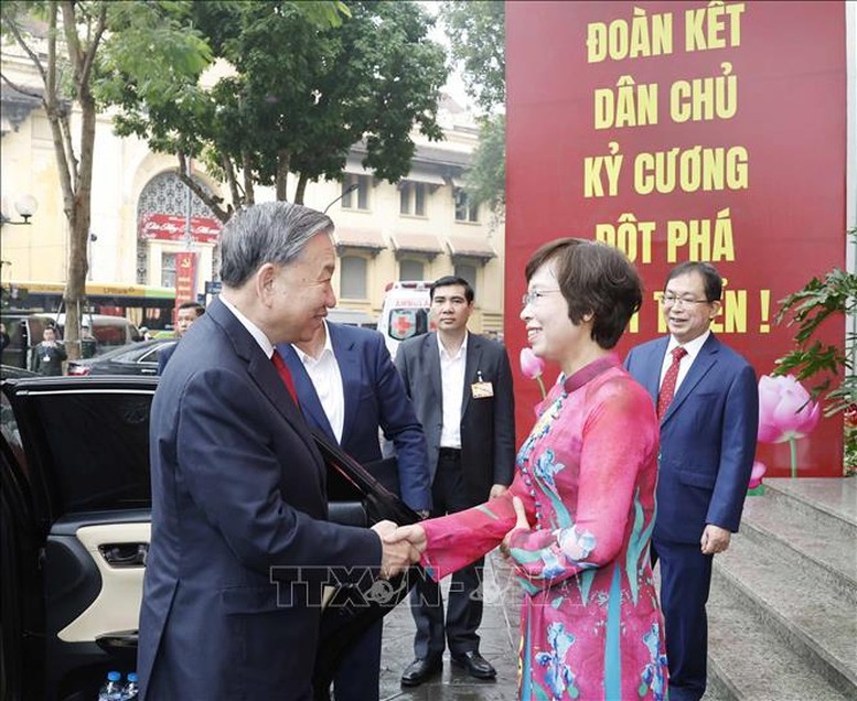 Tổng Giám đốc TTXVN Vũ Việt Trang đón Tổng Bí thư Tô Lâm - Ảnh: TTXVN