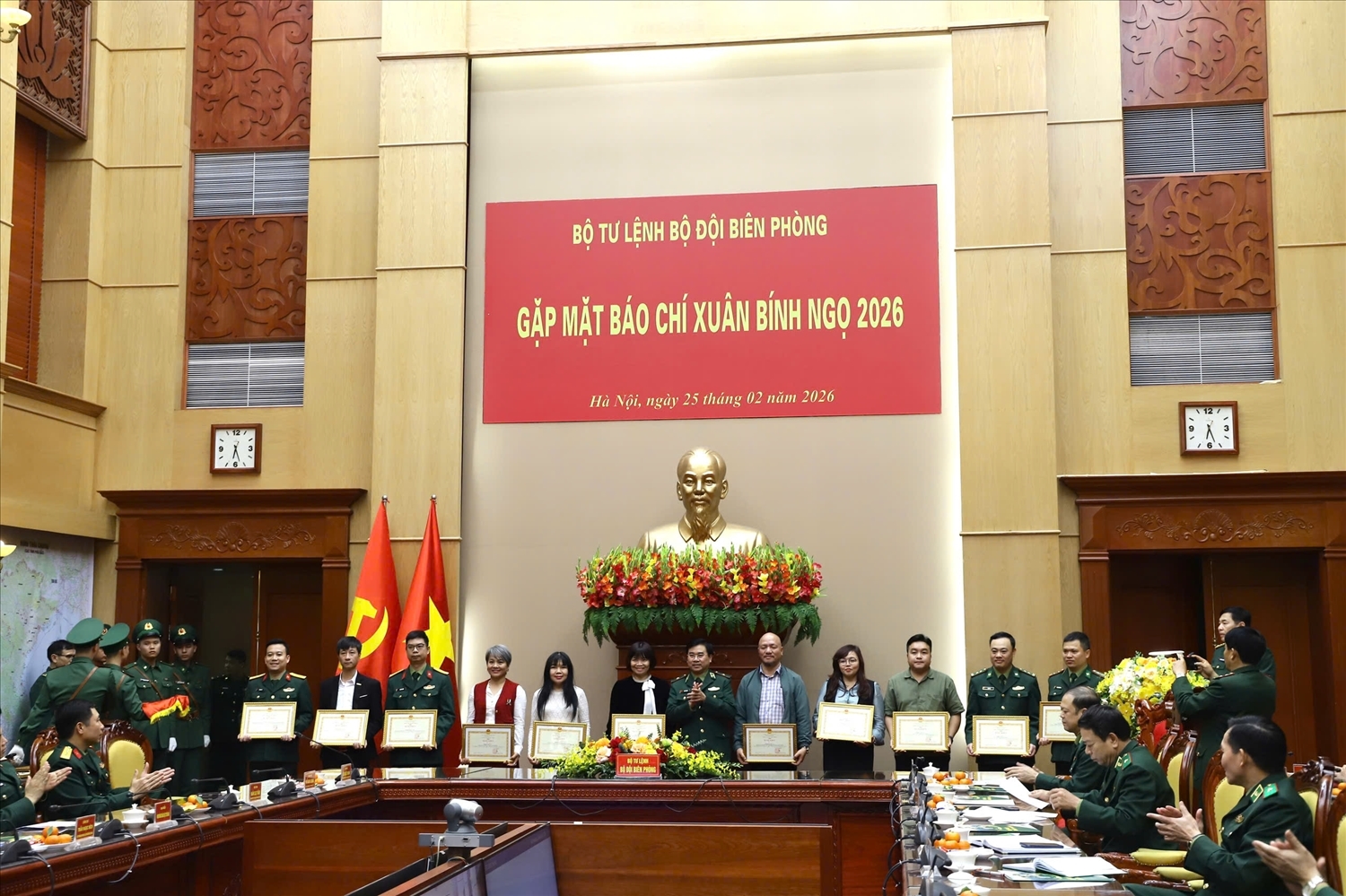 Bà Bùi Thị Hạ, Phó Tổng Biên tập báo VietNamNet được Bộ Tư lệnh Bộ đội Biên phòng tặng Bằng khen vì đã có thành tích xuất sắc trong công tác tuyên truyền về biên giới và Bộ đội Biên phòng năm 2025