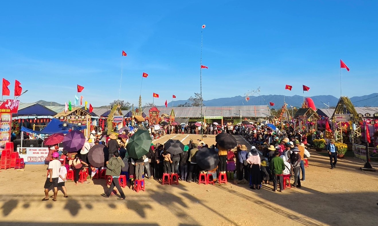 Đông đảo người dân và du khách tham gia cổ vũ các hội thi của Ngày hội