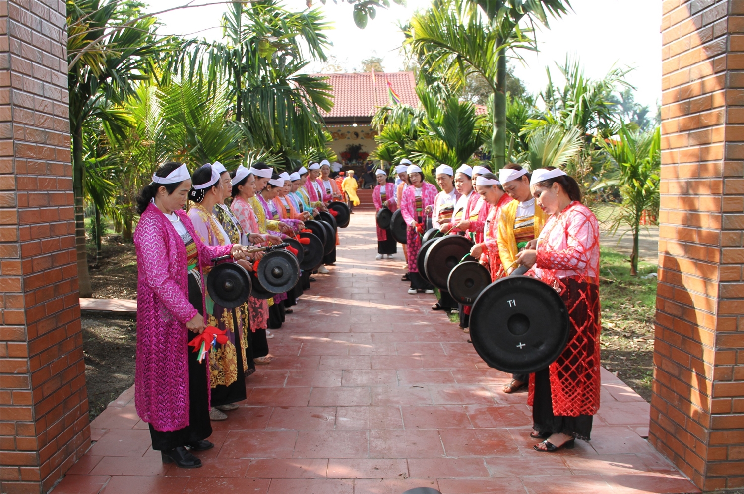 Em kg tin ảnh: Từ mái đình giữa đồng lúa, người Mường mở hội hạ nêu 7