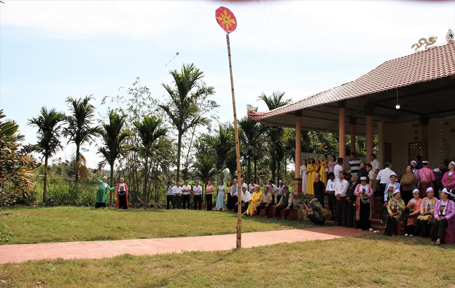 Em kg tin ảnh: Từ mái đình giữa đồng lúa, người Mường mở hội hạ nêu 9