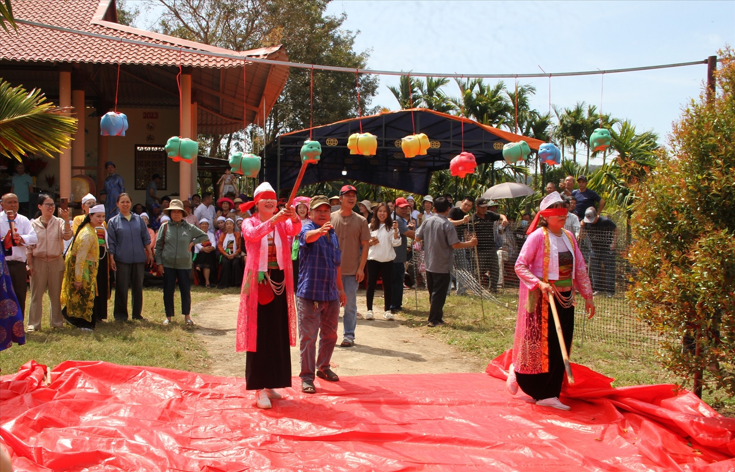 Em kg tin ảnh: Từ mái đình giữa đồng lúa, người Mường mở hội hạ nêu 10