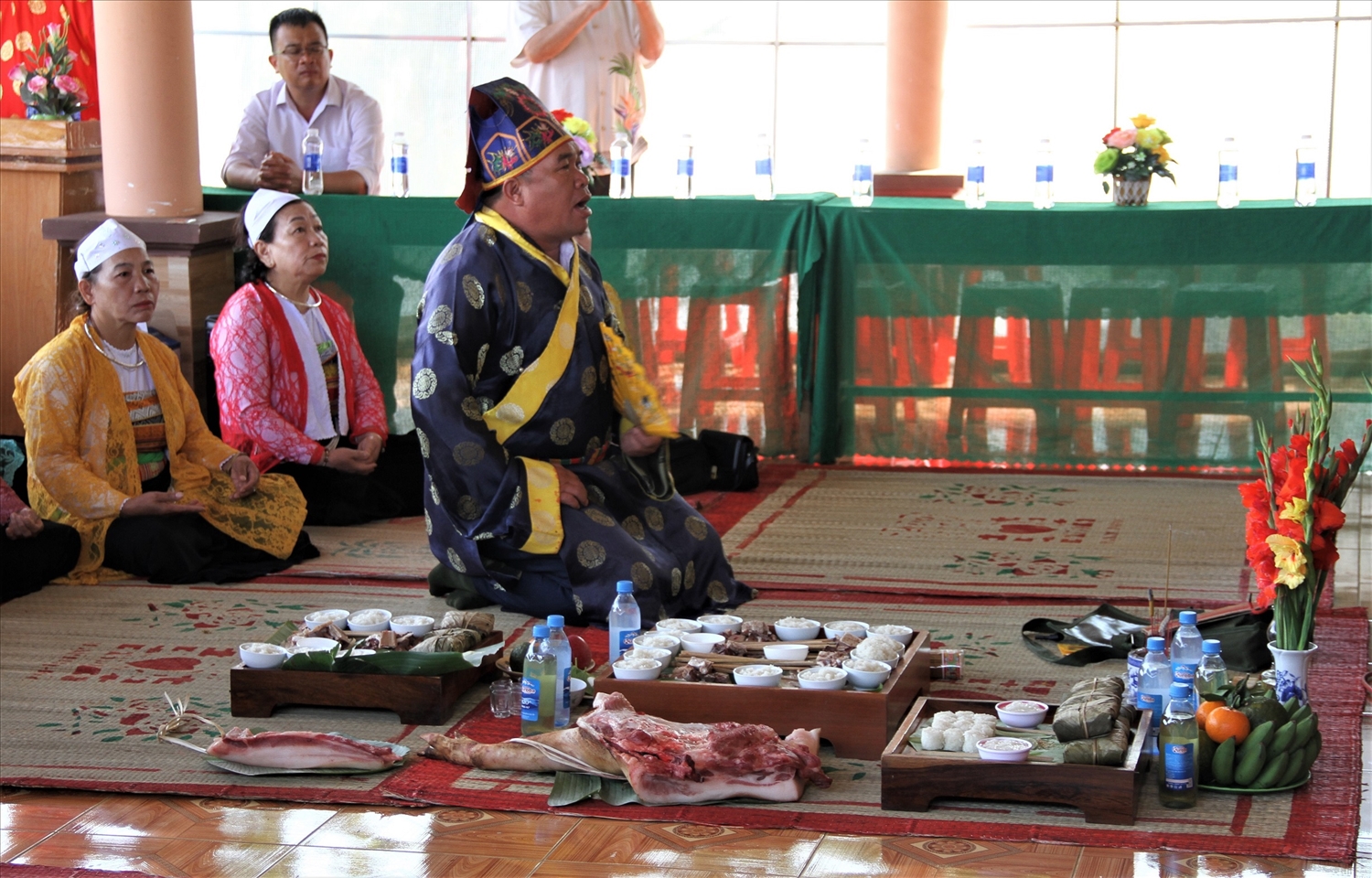 Nghệ nhân mo Mường Bùi Văn Thành khấn cầu mưa thuận gió hòa, mùa màng bội thu