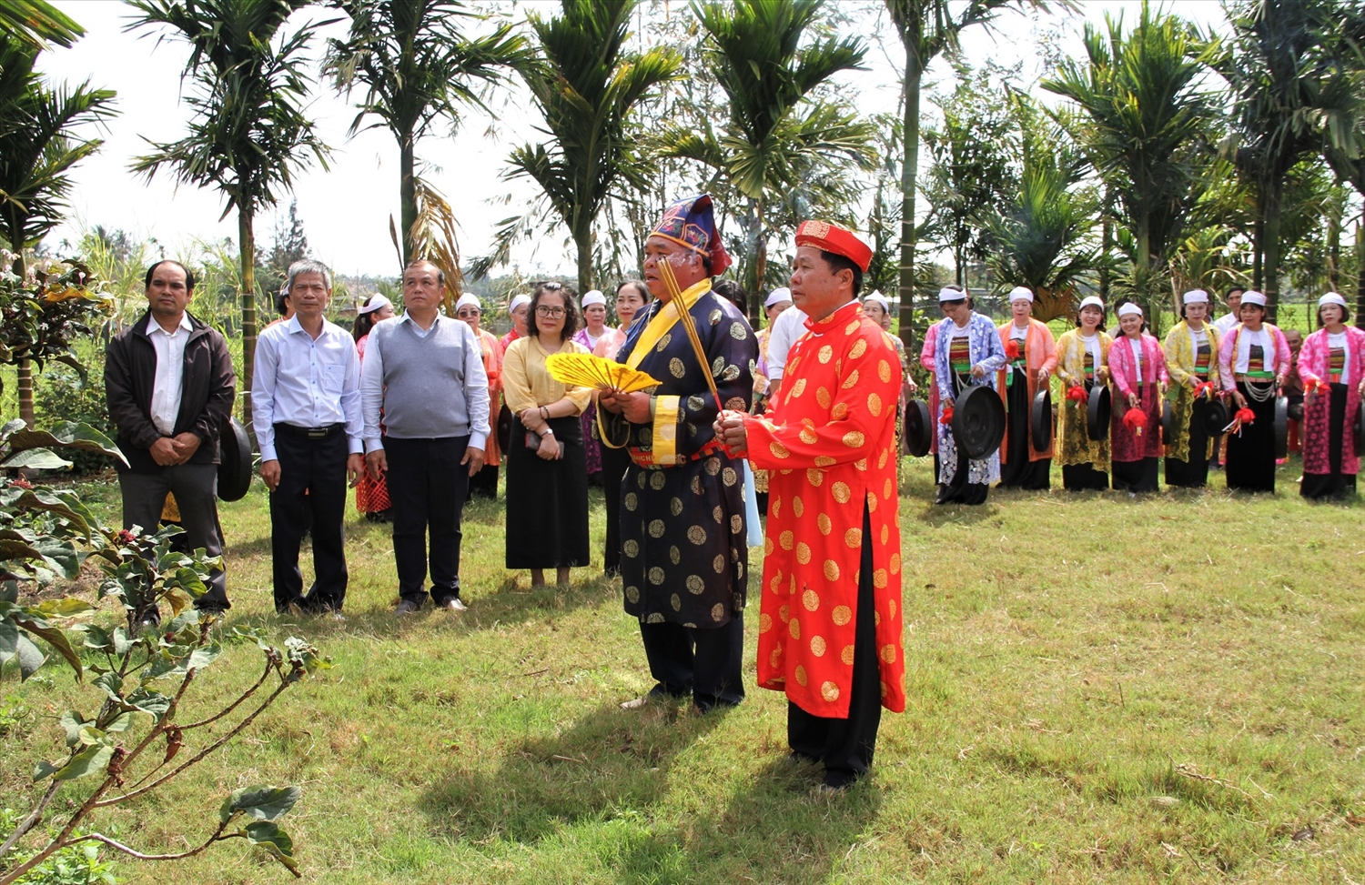 Mo Mường cúng khấn hạ cây nêu