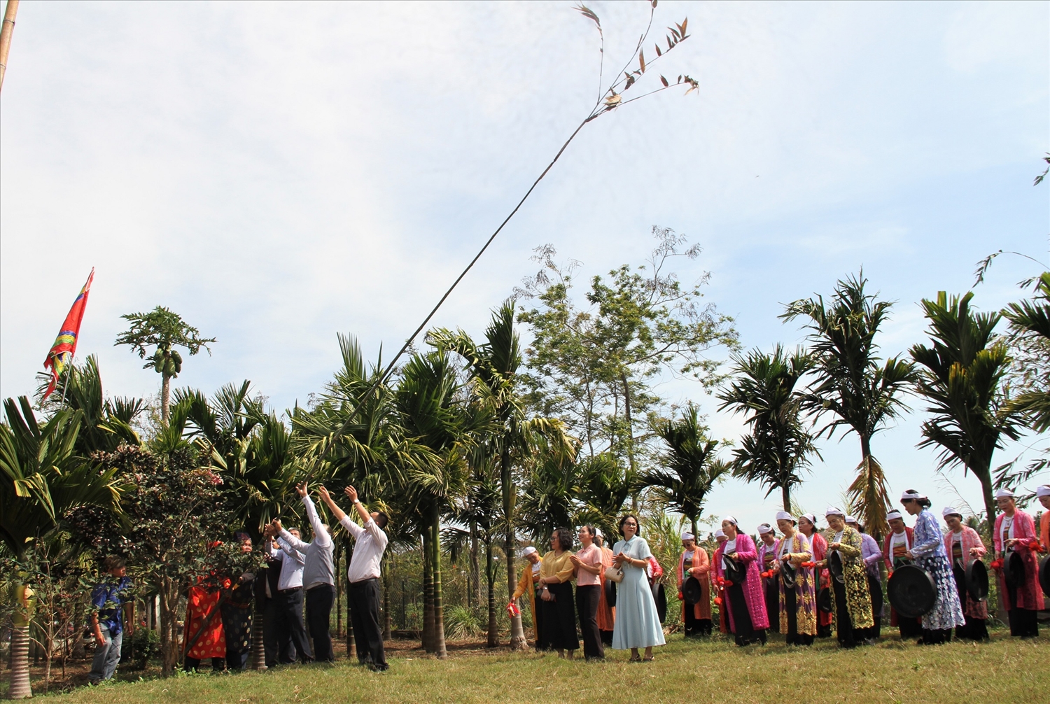 Cây nêu được hạ đánh dấu một mùa vụ mới bắt đầu