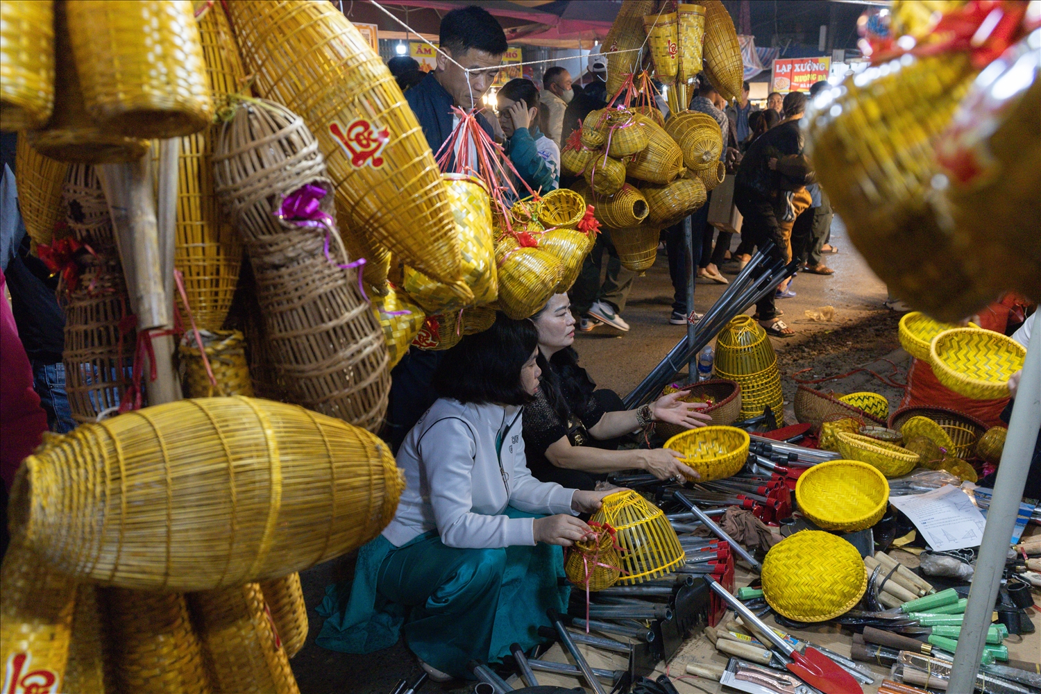 Những mô hình cày, bừa, quang gánh… được làm lại tinh xảo, gợi nhớ không gian sản xuất nông nghiệp truyền thống tại chợ Viềng