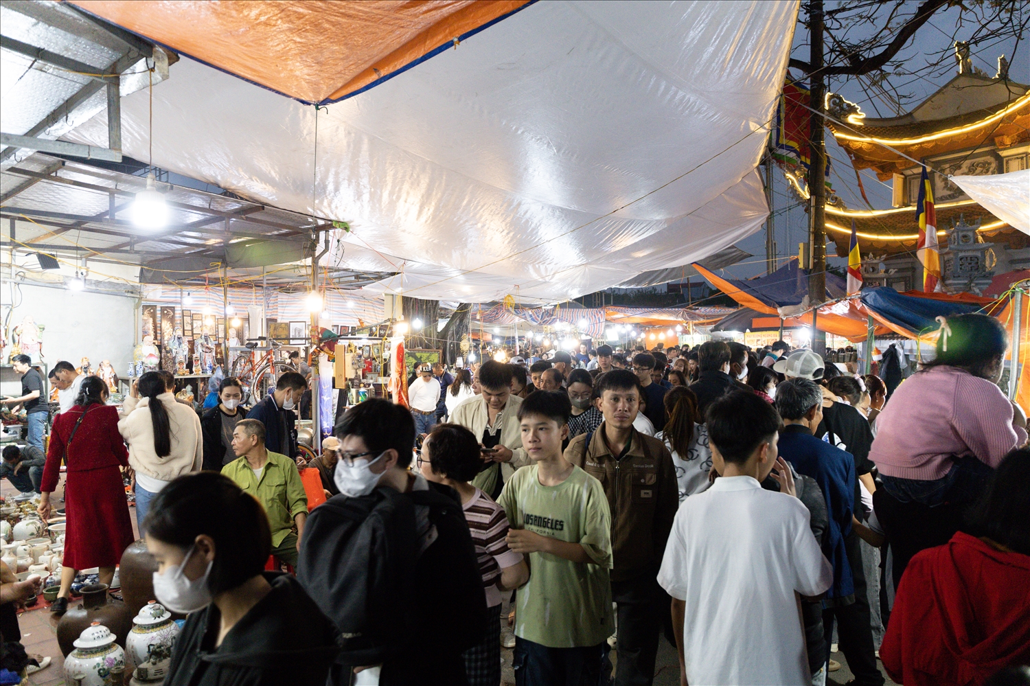 Hoạt động mua bán diễn ra sôi động, kéo dài suốt đêm tại chợ Viềng