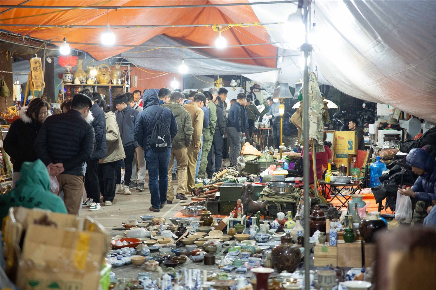 Từ bát đĩa men xưa đến đồ đồng, đồ gỗ cũ… nhiều món đồ cổ được mang ra chợ Viềng mua bán đầu năm