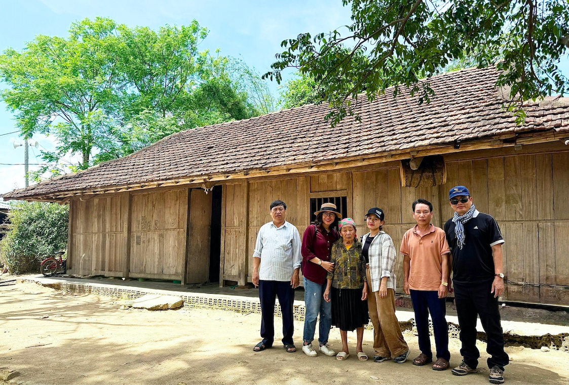 Xa quê nhưng người Mông ở Ya Hội vẫn giữ kiến trúc của ngôi nhà dài truyền thống ở vùng đất mới. (Ảnh: T.T)