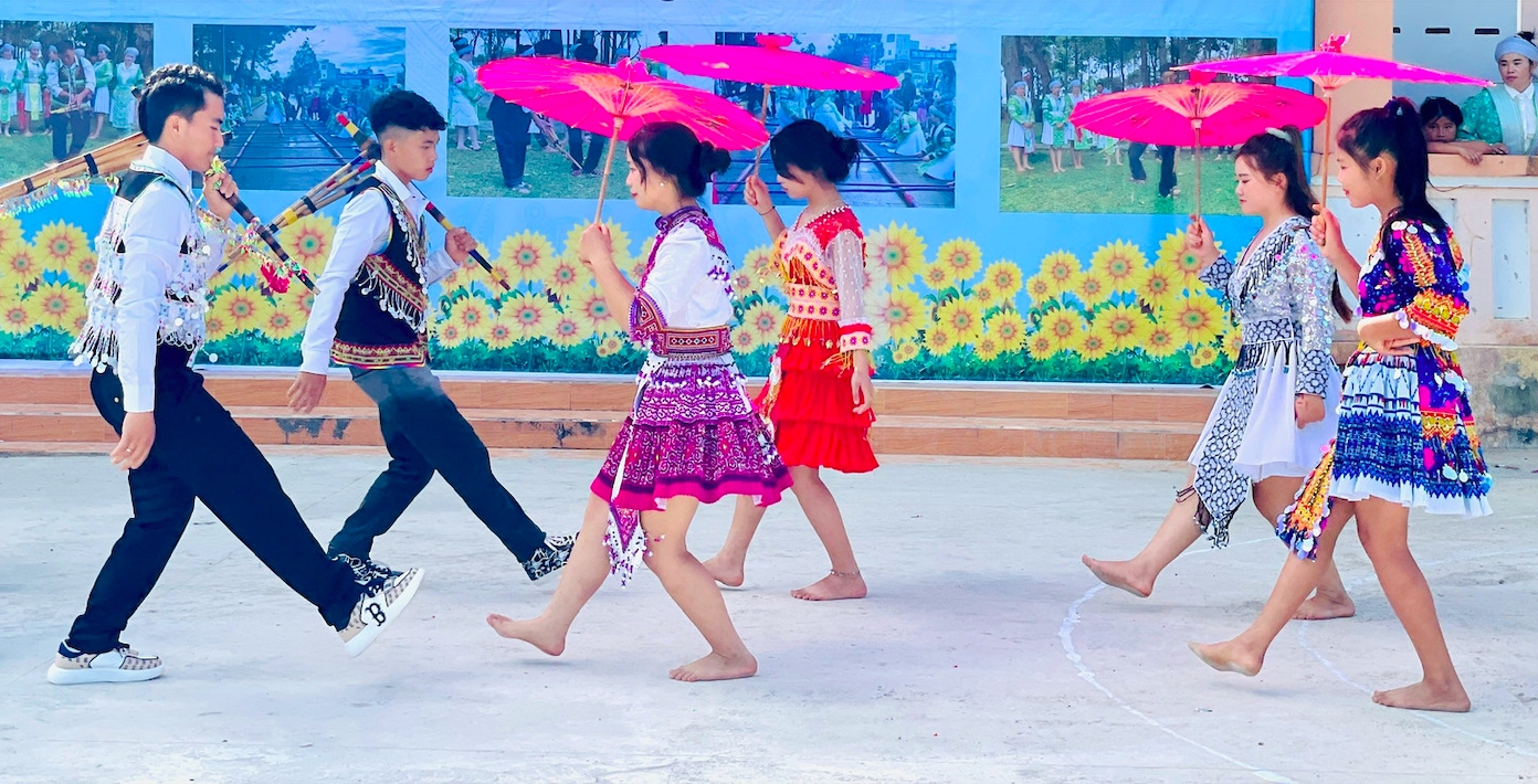 Sắc màu văn hóa dân tộc Mông trong Lễ hội Gầu Tào ở xã ya Hội. (Ảnh: L.N)