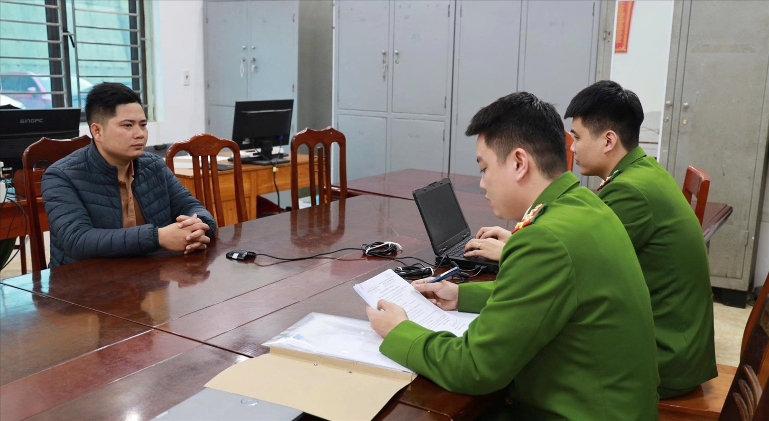 Lái tàu Triệu Văn Nội tại cơ quan điều tra (Ảnh Trọng Bảo)