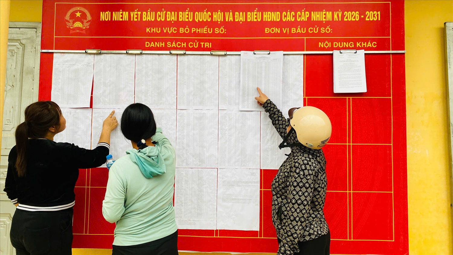 Người dân xã Yên Bình, tỉnh Lạng Sơn tra cứu danh sách cử tri tại địa phương