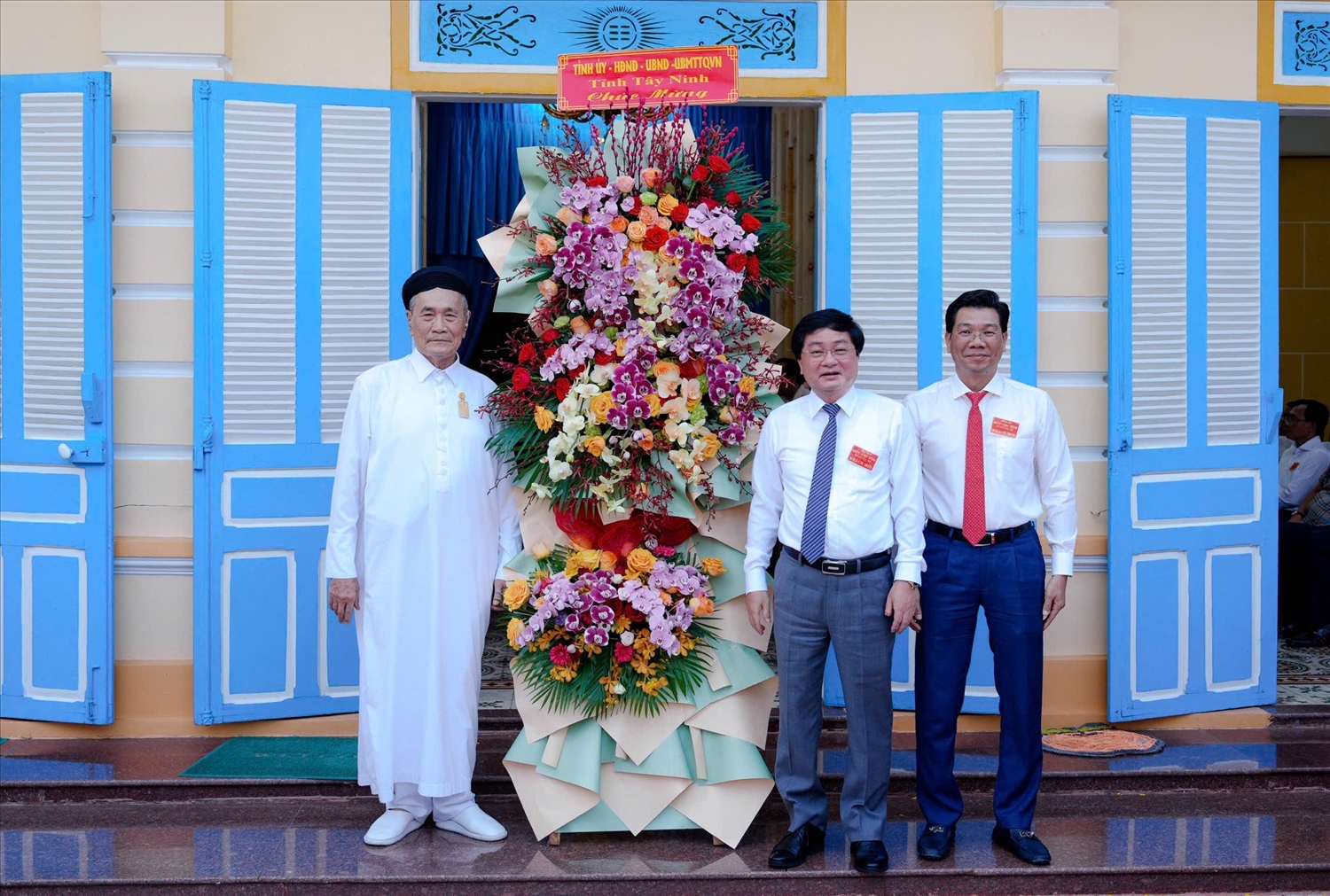 Lãnh đạo tỉnh Tây Ninh (bìa trái) tặng hoa chúc mừng Hội thánh Cao Đài Tây Ninh nhân dịp Đại lễ Vía Đức Chí Tôn năm Bính Ngọ 2026.