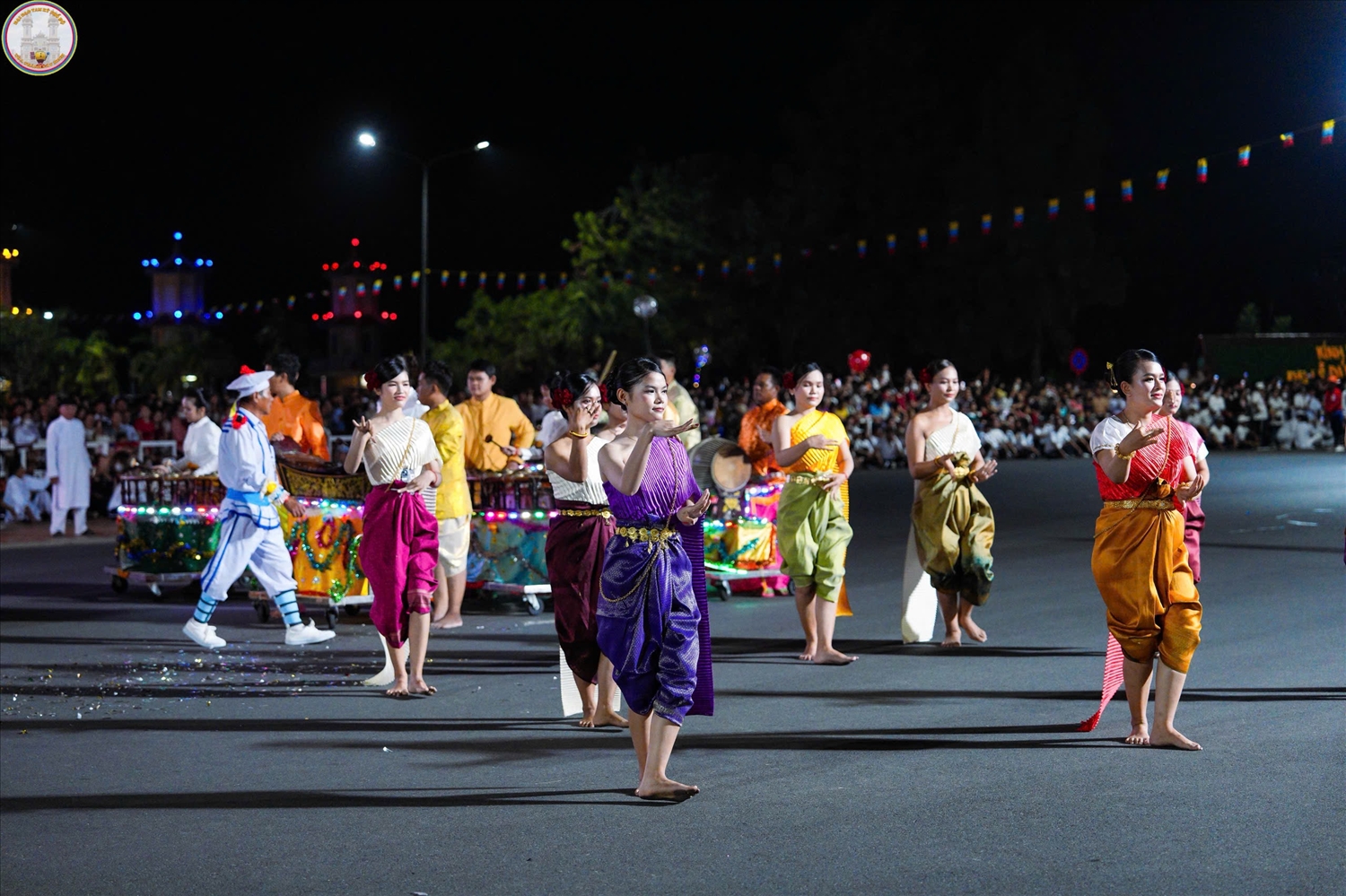 Điệu múa truyền thống của các thiếu nữ Khmer tại Đại lễ, lan tỏa bản sắc văn hóa dân tộc trong không gian trang nghiêm của Tòa Thánh Tây Ninh.