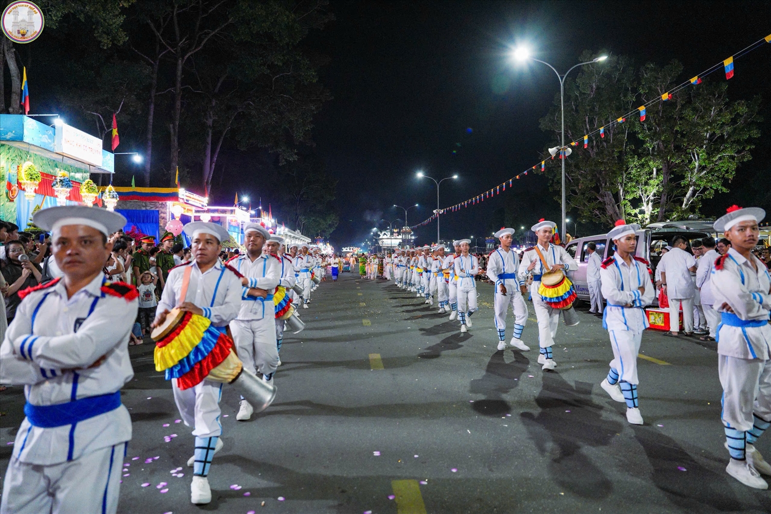 Biểu diễn múa trống Chhay dăm - di sản văn hóa phi vật thể quốc gia tại Tòa Thánh Tây Ninh.