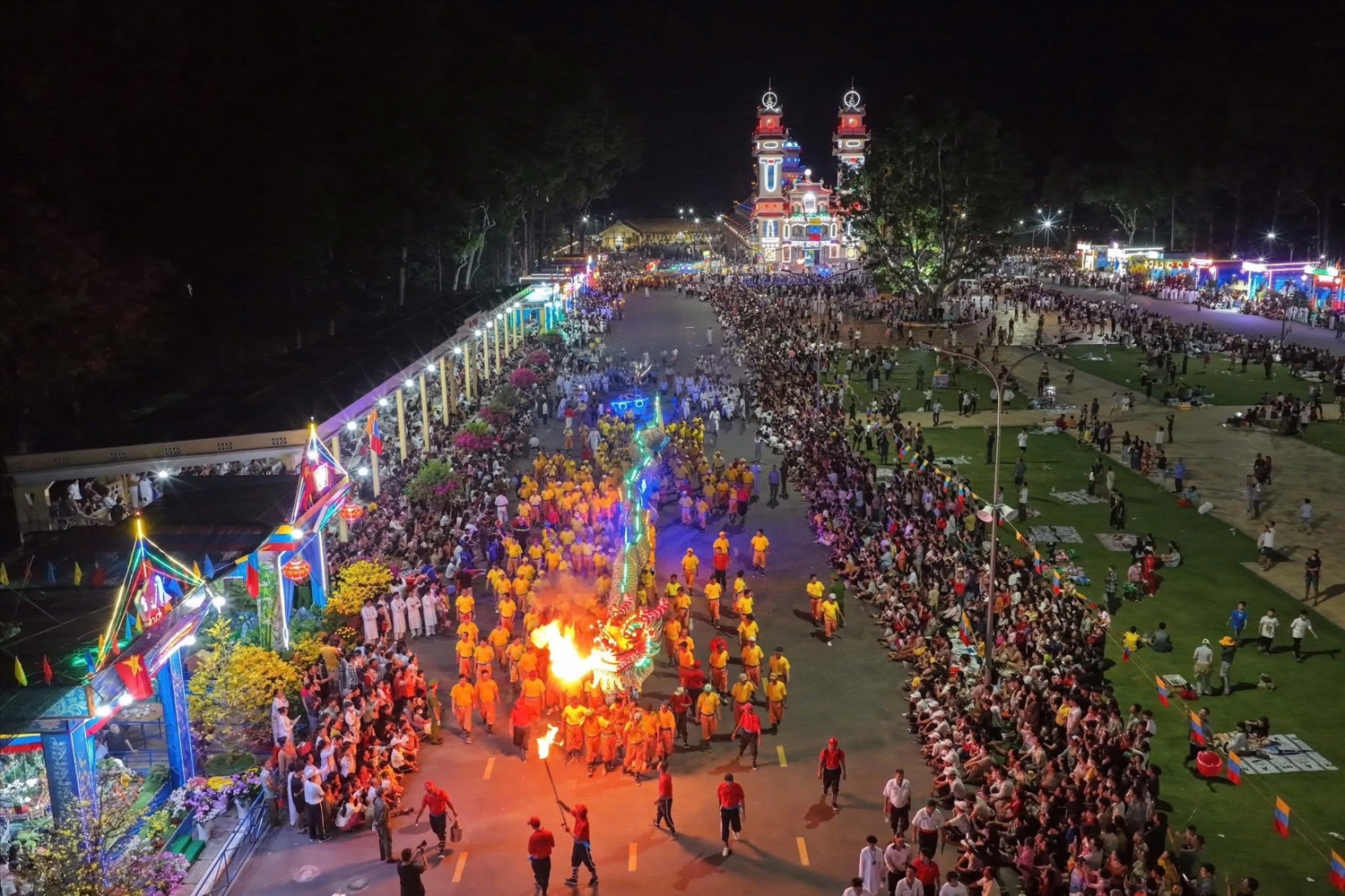 Không gian tổ chức Đại lễ vía Đức Chí Tôn rực rỡ sắc màu