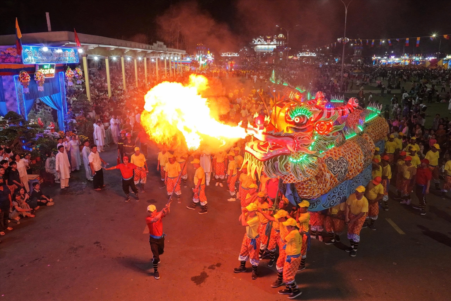 Múa Long Mã, Tứ Linh tạo nên không khí trang nghiêm, rực rỡ, thu hút đông đảo chức sắc và người dân tham dự tại Tòa Thánh Tây Ninh.