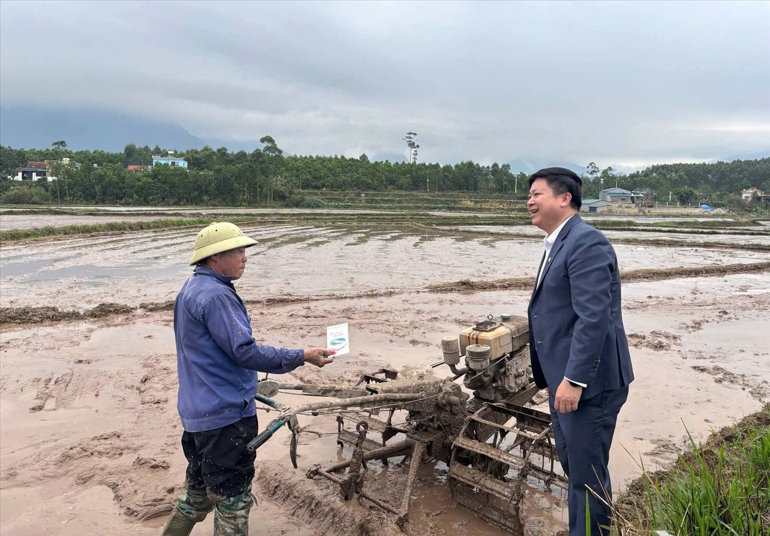 Bí thư xã vùng cao Quảng Tân xuống thăm hỏi, động viên bà con xuống đồng sản xuất vụ Xuân 2026