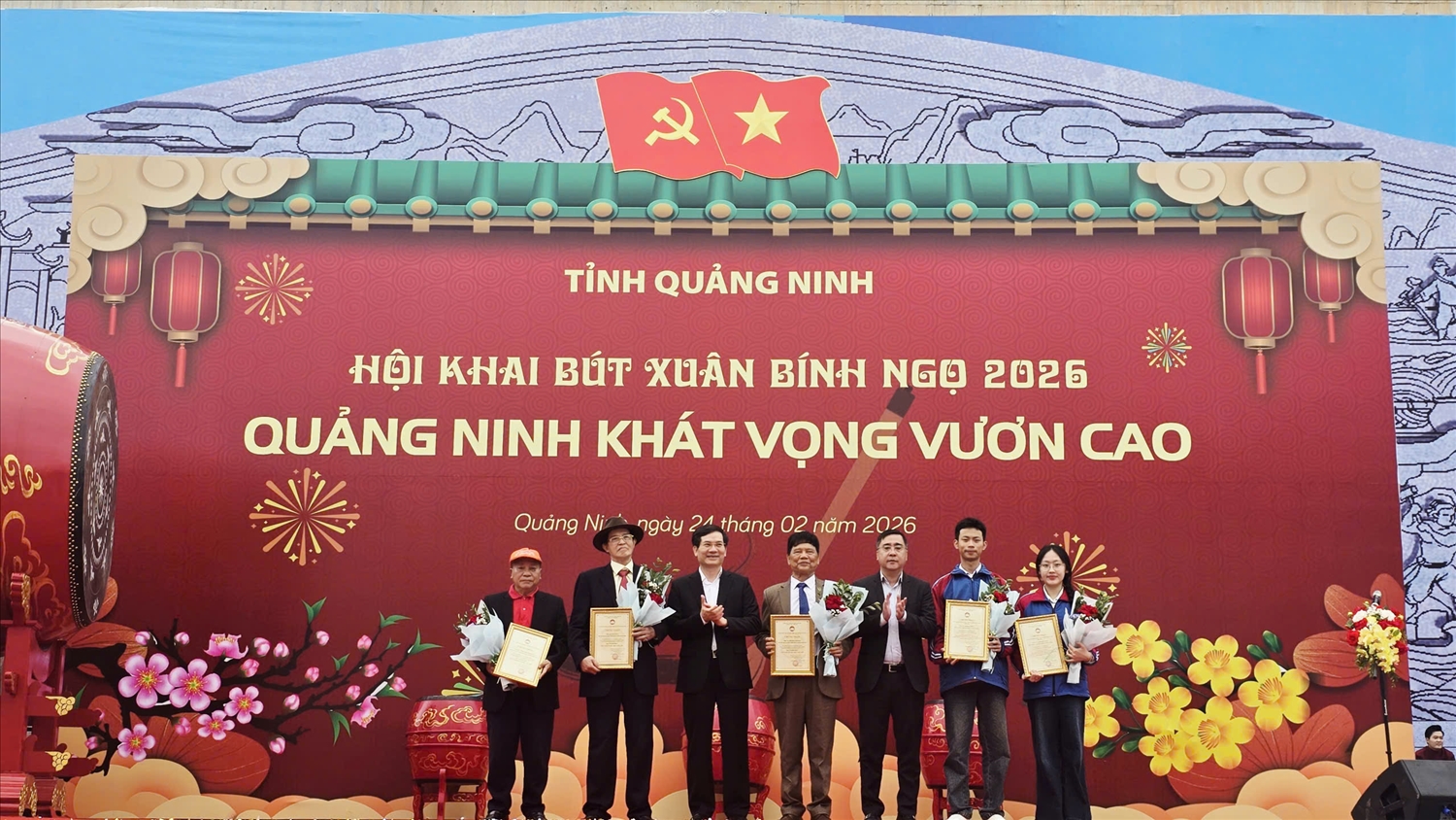 Ủy ban MTTQ tỉnh Quảng Ninh khen thưởng các văn nghệ sĩ và học sinh có thành tích trong năm 2025. Ảnh: Mỹ Dung