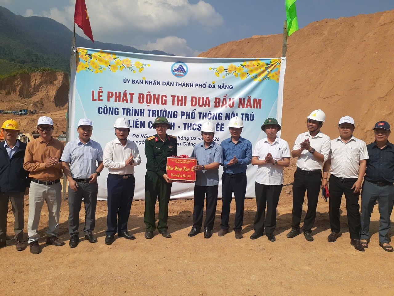 Phó Chủ tịch UBND TP Đà Nẵng Trần Anh Tuấn tặng quà động viên đơn vị thi công dự án Trường Phổ thông nội trú liên cấp xã La Êê. (Ảnh Anh Khoa)