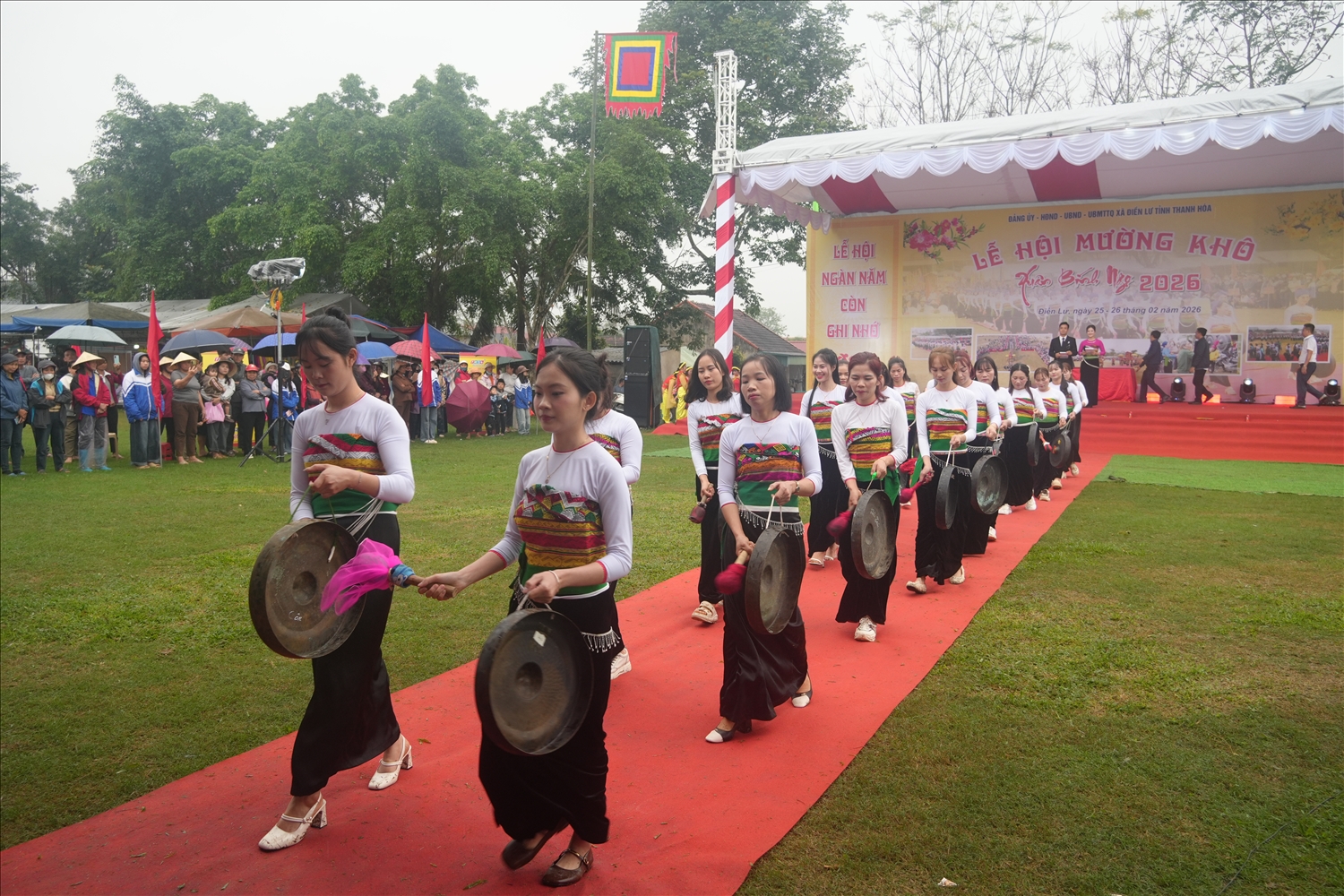 Cồng chiêng do những người phụ nữ Mường xướng lên vang vọng núi rừng trong lễ hội Mường Khô
