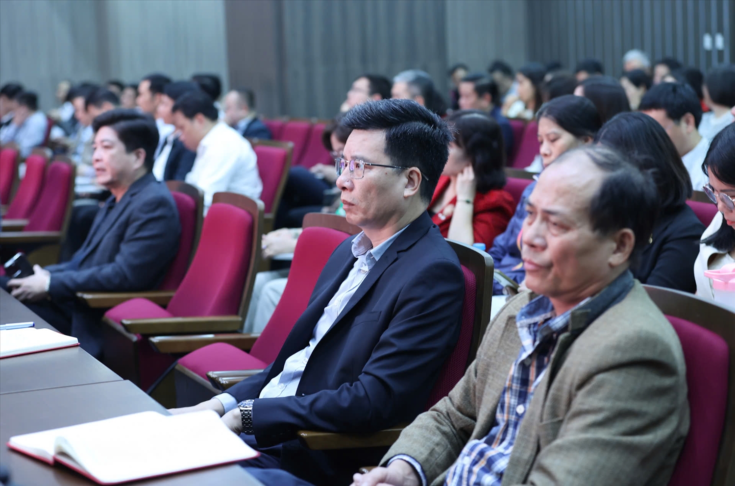 Các đại biểu tham dự Hội nghị nghiên cứu, học tập, quán triệt Nghị quyết tại điểm cầu Bộ Dân tộc và Tôn giáo