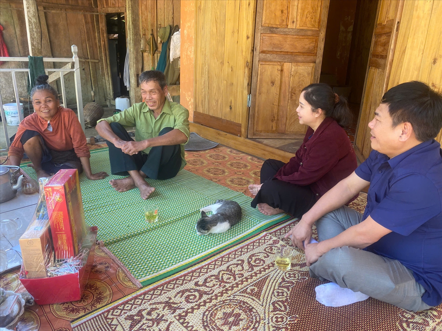 Đại diện Ban Dân tộc – Tôn giáo thuộc Sở Nội vụ tỉnh Hà Tĩnh thăm gia đình ông Hồ Sơn, dân tộc Chứt, Người có uy tín bản Giàng II, xã Hương Xuân.