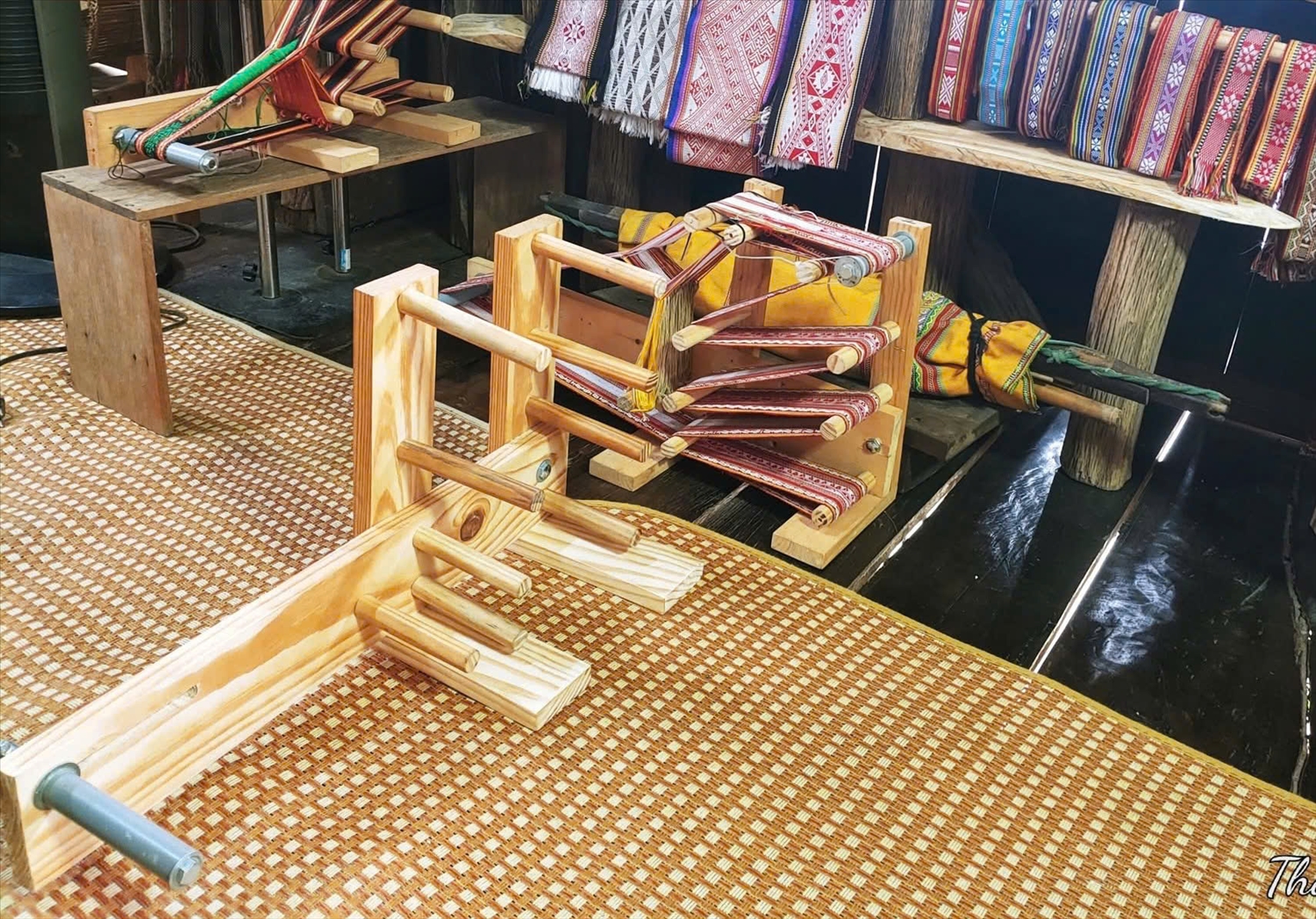 Khung dệt Inkle (khung dệt cải tiến) do anh Huỳnh Nguyên Thông chế tác giúp việc dệt các hoa văn cổ trên tấm thổ cẩm của người Ba Na dễ dàng hơn