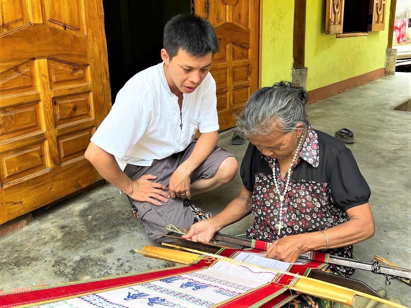 Anh Huỳnh Nguyên Thông phối hợp với nghệ nhân Y Yin để tạo ra những tấm thổ cẩm kể truyện cổ của người Ba Na