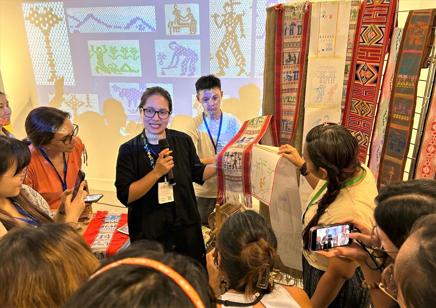 Những tấm thổ cẩm kể truyện cổ của người Ba Na được anh Huỳnh Nguyên Thông giới thiệu đến với bạn bè các nước