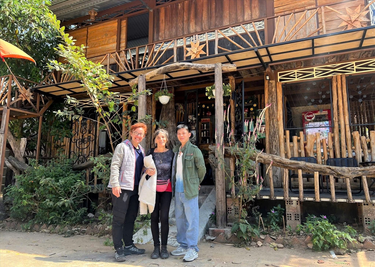 Nhiều du khách nước ngoài tìm đến cơ sở của anh Huỳnh Nguyên Thông (bên phải) để tìm hiểu về thổ cẩm truyền thống của người Ba Na