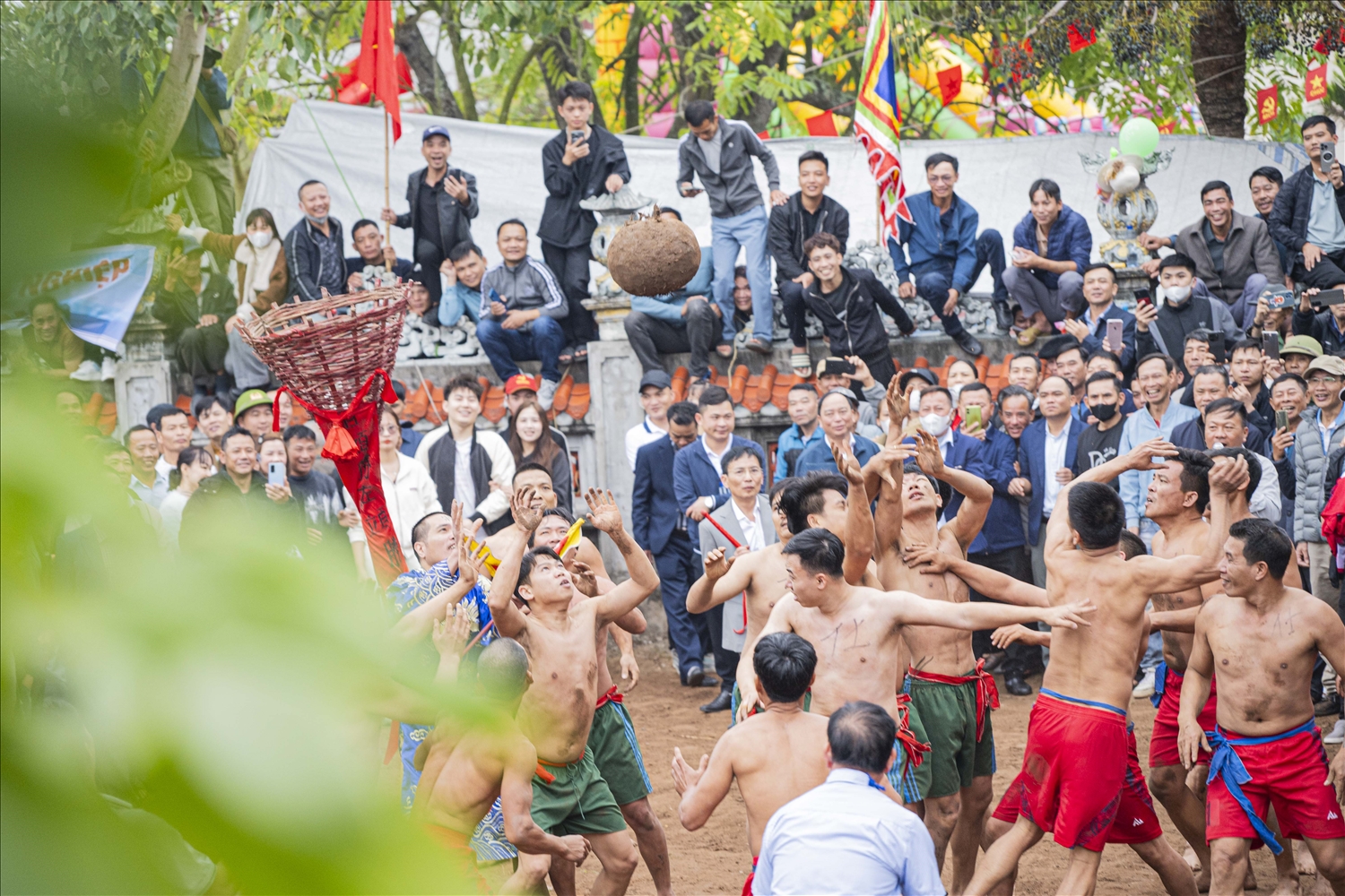 Đặc sắc nhất phải kể đến môn vật cầu cạn - một hoạt động mang đậm tinh thần thượng võ và tính cộng đồng của vùng quê ven biển.