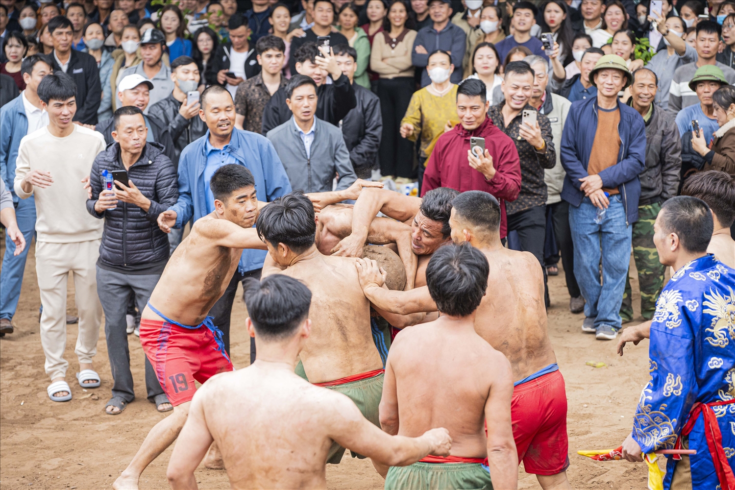Trong trò chơi này, các thanh niên trai tráng chia làm hai đội: đội Nông (mặc quần đỏ) và đội Ngư (mặc quần xanh). Mỗi đội gồm 1 tướng và 8 quân, thi đấu trên bãi cát để tranh quả cầu làm bằng củ chuối nặng tới 13kg. Trận đấu đòi hỏi người chơi phải can đảm và phát huy tối đa sức mạnh tập thể để đưa quả cầu nặng vào bồ của mình.