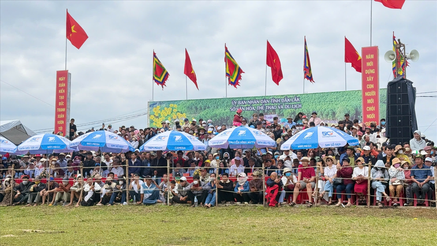 Hàng nghìn người dân và du khách đội nắng đến xem những kỵ mã thồ hàng tranh tài. (Ảnh: T.Q)