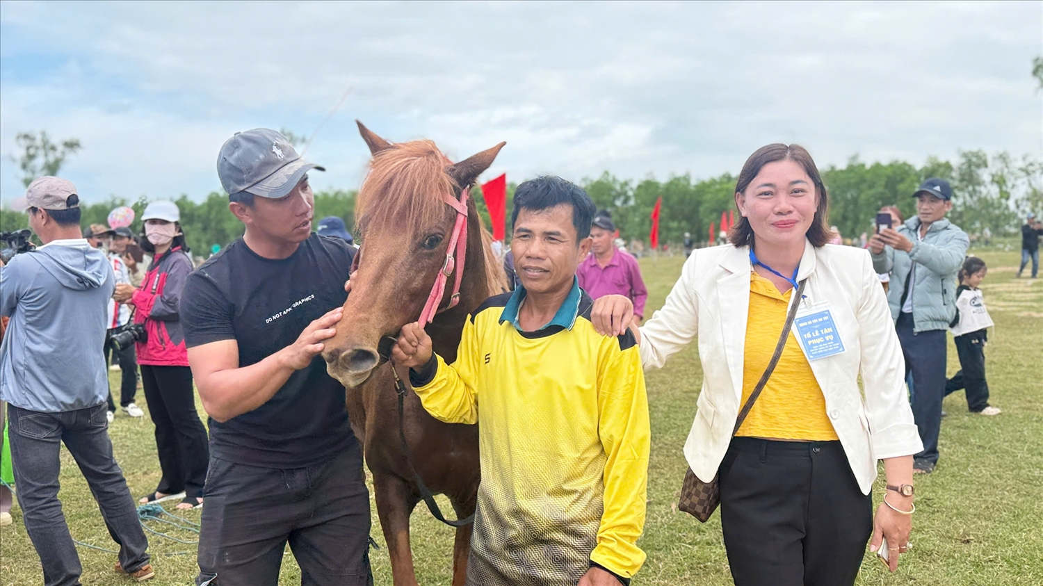 Các kỵ sĩ nông dân cùng chú ngựa của mình chuẩn bị bước vào cuộc đua. (Ảnh: T.Q)