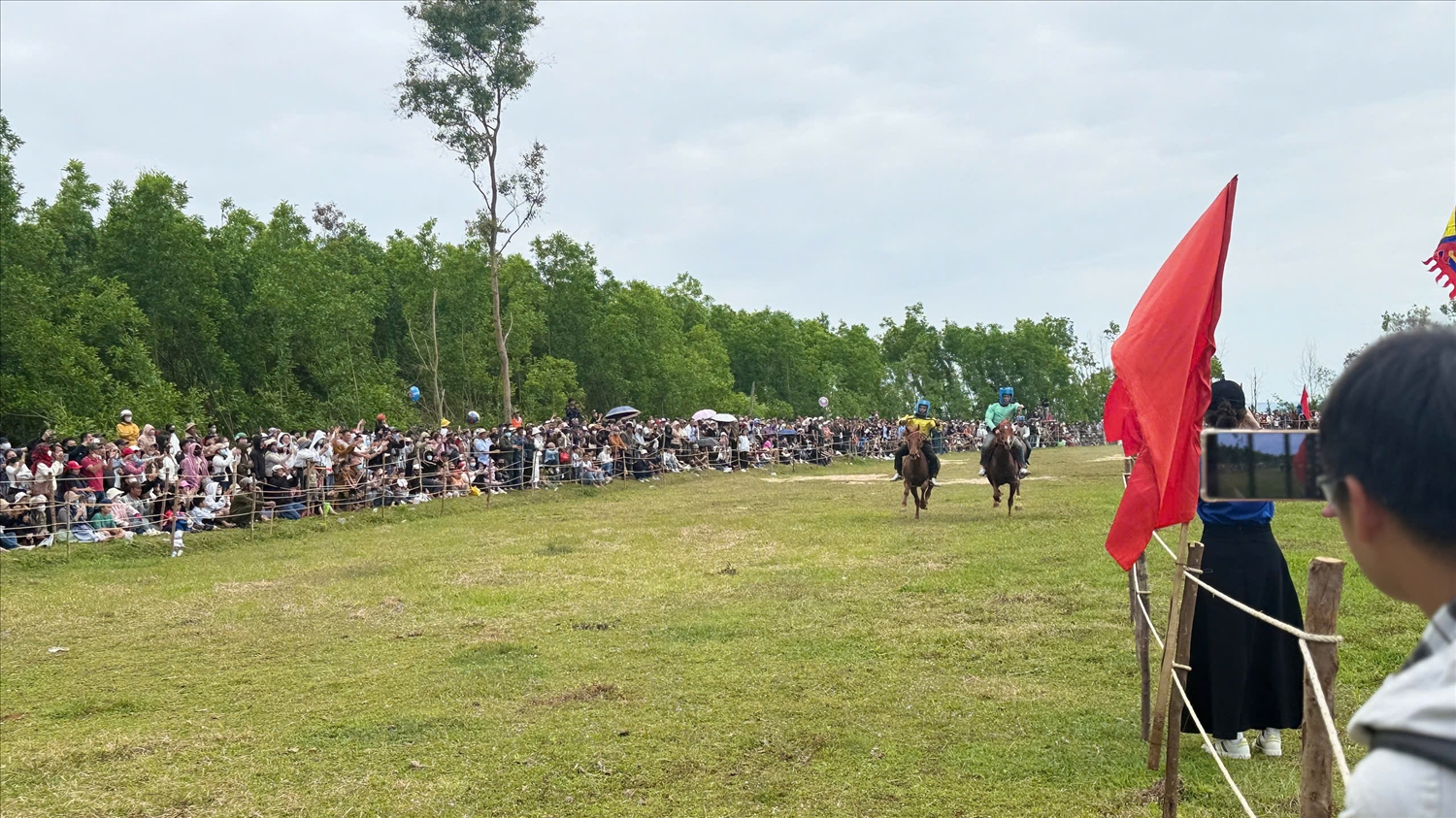 Kỵ sĩ nông dân và kỵ mã thồ hàng trên đường đua. (Ảnh: T.Q)