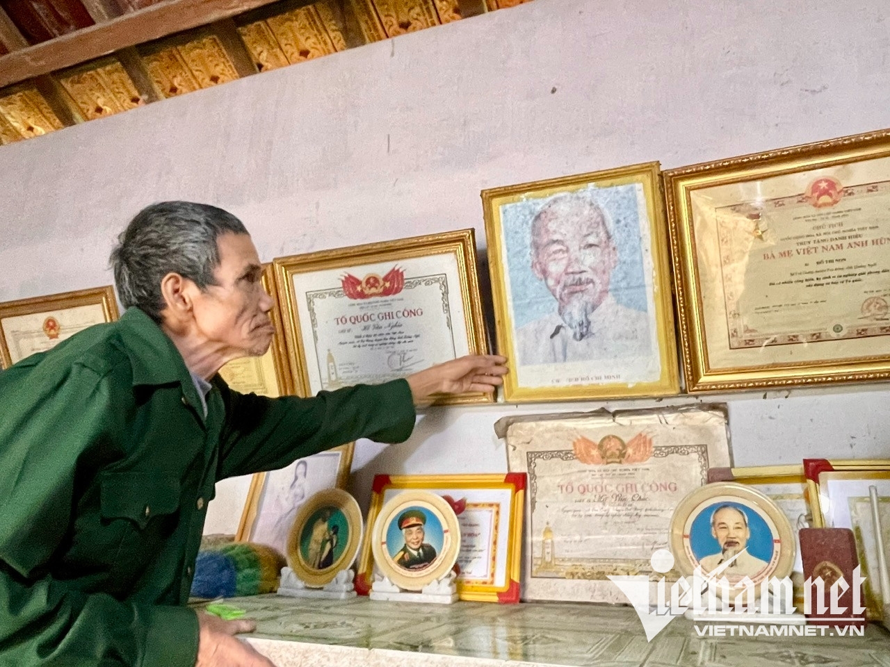 Gìa Hồ Văn Bình thờ Bác Hồ tại vị trí trang trọng. Ảnh: Huy Trường