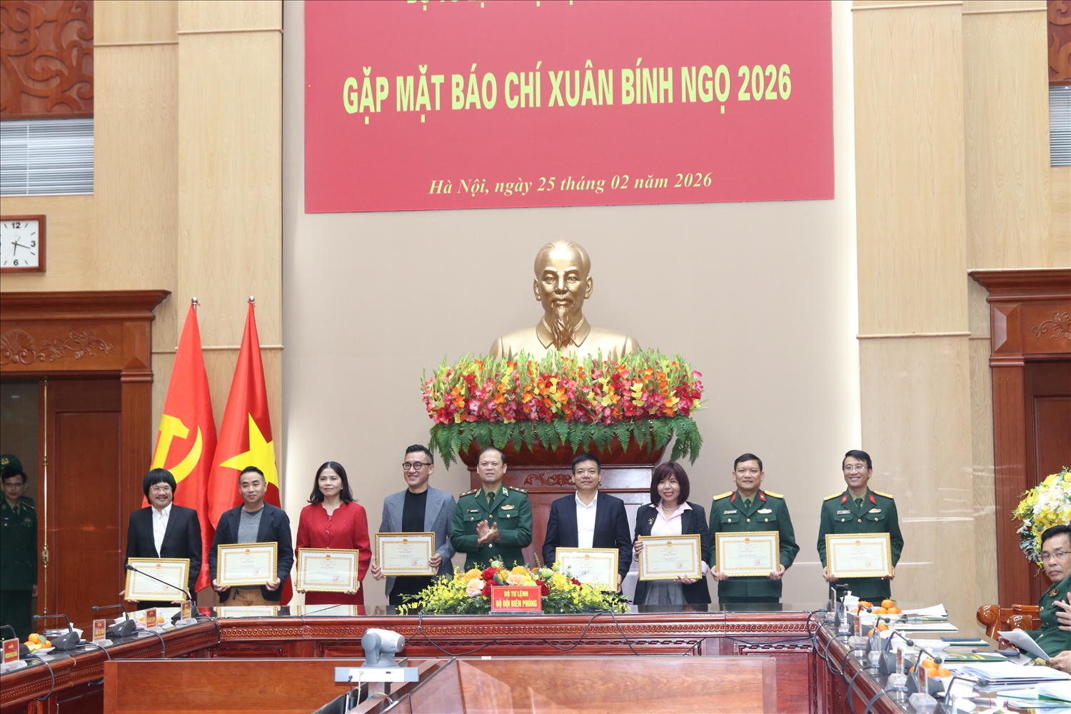 Trung tướng Nguyễn Anh Tuấn, Bí thư Đảng ủy, Chính ủy BĐBP trao Bằng khen cho các tập thể vì đã có thành tích xuất sắc trong công tác tuyên truyền về biên giới và Bộ đội Biên phòng năm 2025