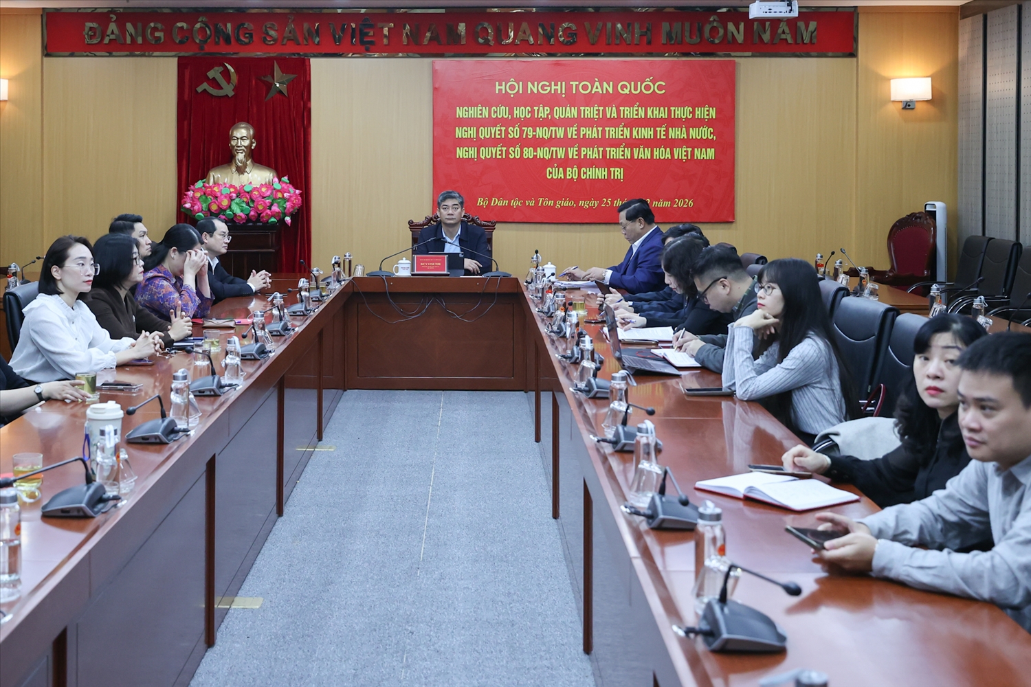 Thứ trưởng Y Vinh Tơr, Phó Bí thư Thường trực Đảng ủy chủ trì tại điểm cầu Bộ Dân tộc và Tôn giáo