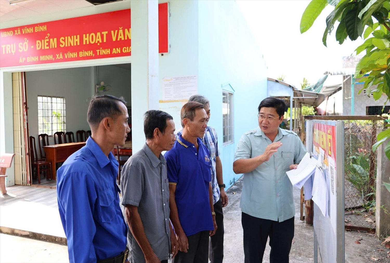 Cử tri xã Vĩnh Bình, tỉnh An Giang đến kiểm tra thông tin cá nhân theo danh sách cử tri được niêm yết tại trụ sở ấp