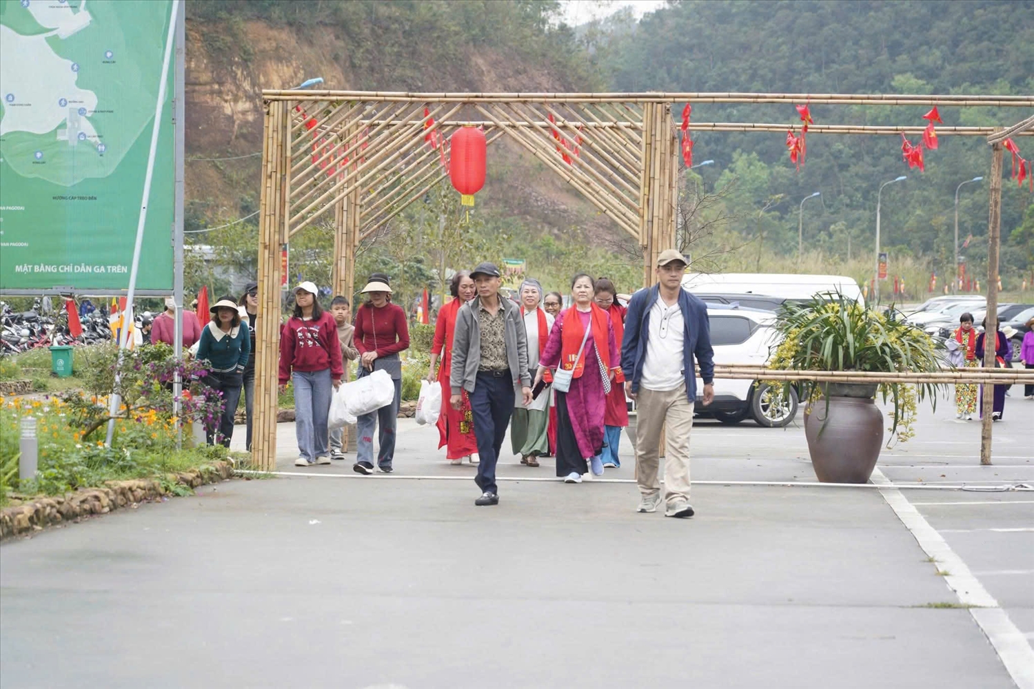 Phật tử, người dân đến Ngọa Vân từ rất sớm