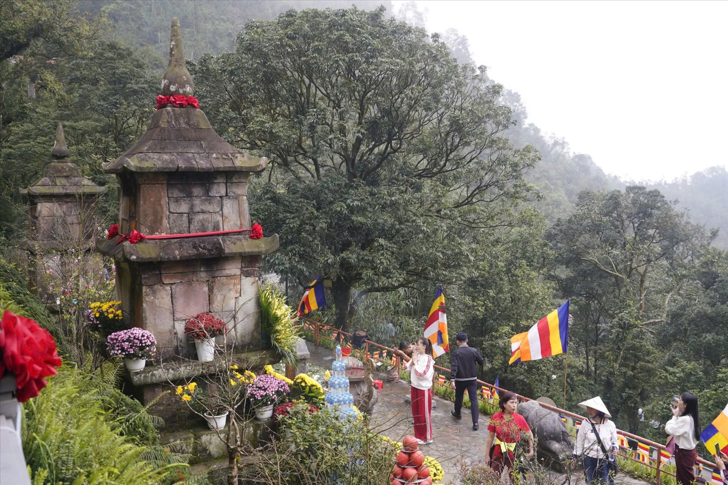 Phật tử, người dân thập hương về dâng hương tưởng niệm, cầu an