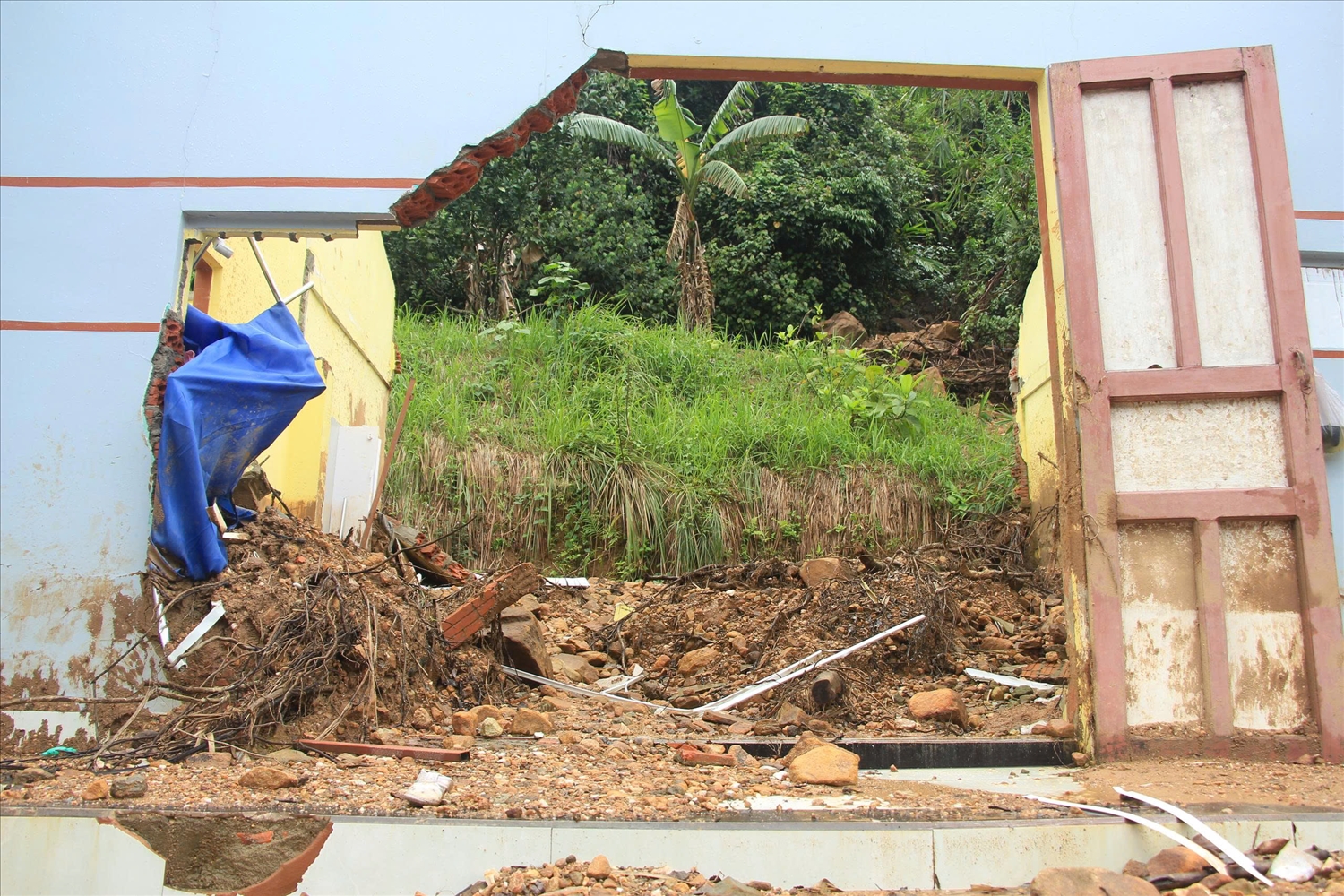 Nỗi lo sạt lở núi khiến nhiều người ở Quế Phước bất an, nhất là vào mỗi mùa mưa bão. (Ảnh NT)