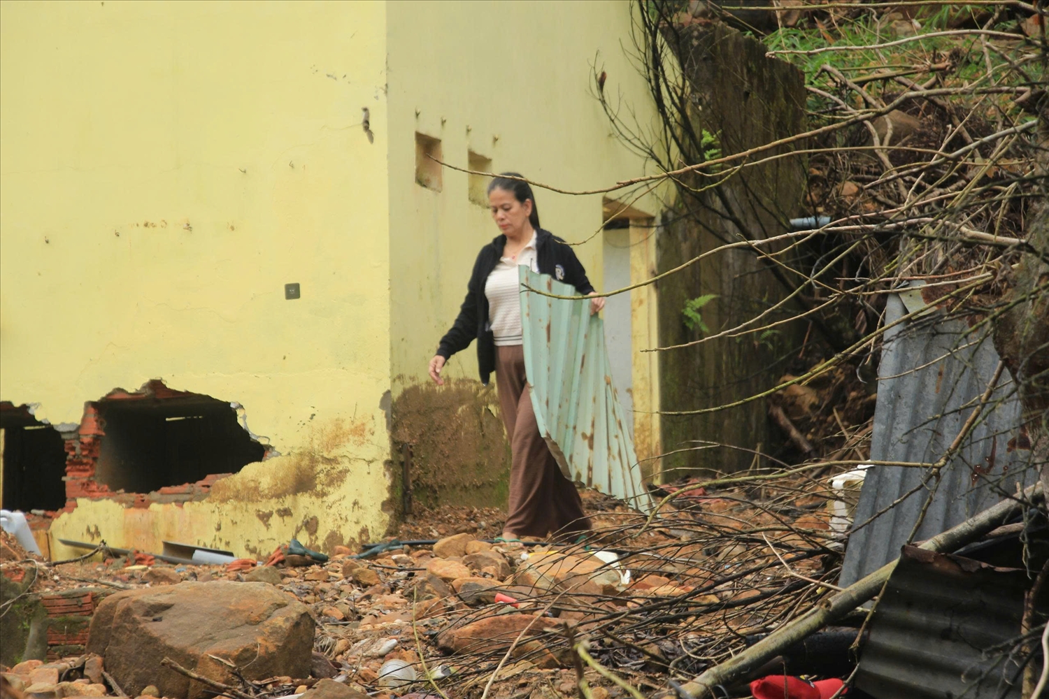 Nhà bà Lê Thị Hường bị sạt lở làm hư hỏng nghiêm trọng. (Ảnh NT)
