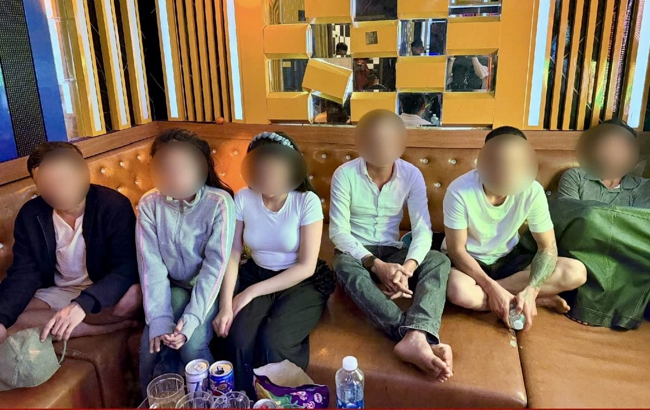 Nhóm người dương tính với ma tuý tại quán karaoke. (Ảnh Công an cung cấp)